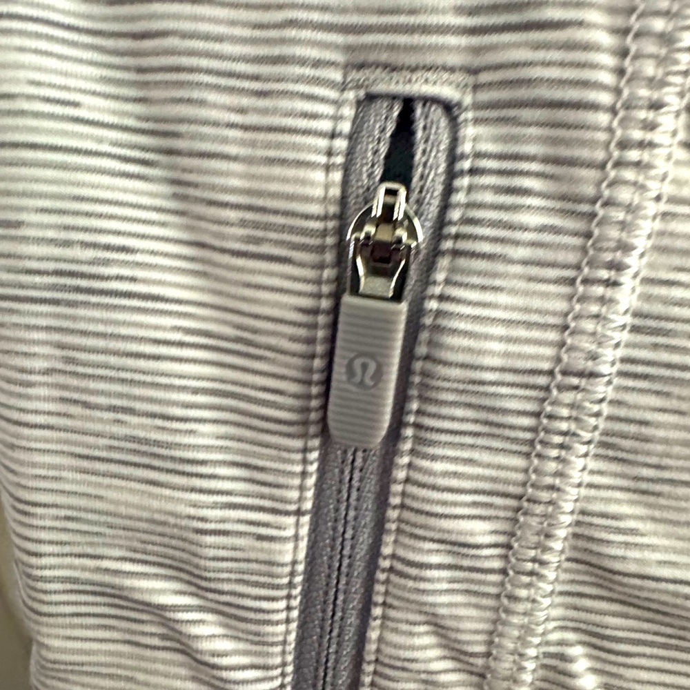 Lululemon Gray and White Striped Pocket leggings sz 6